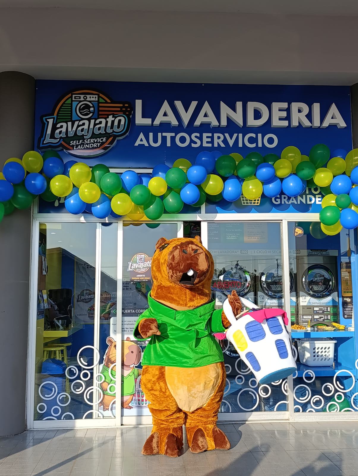 Celebración de apertura de una sucursal Lavajato